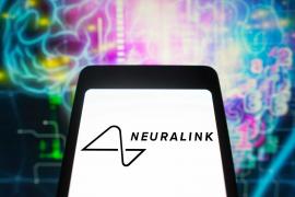 Primul om căruia Neuralink i-a implantat un cip poate controla un mouse doar cu gândul