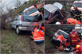 Un bătrân de 80 ani a murit după ce ar fi făcut stop cardio-respirator la volan, apoi a ieşit cu maşina în afara şoselei, în Neamţ