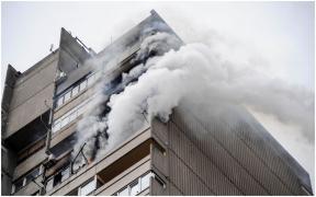 O mamă din Anglia, nevoită să-și arunce fetițele pe geam, după ce apartamentul le-a luat foc