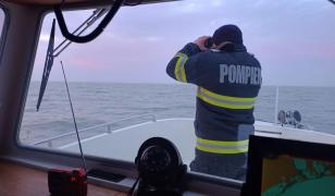 Doi tineri, daţi dispăruţi pe lacul Razelm, unde plecaseră la pescuit. Trupul unuia dintre ei a fost găsit pe mal, de localnici