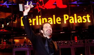 "Pentru un băieţel din România, acest lucru înseamnă foarte mult". Sebastian Stan a câştigat Ursul de Argint pentru rolul din "A Different Man"