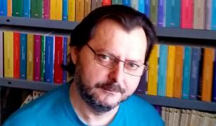 "S-ar putea prăbuși blocul". Scriitorul Daniel Iancu a fost reclamat de vecini pentru că are prea multe cărţi