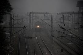 Un tren fără mecanic a continuat să parcurgă 70 de kilometri cu 100 km/h, în India. Trenul scăpat de sub control a trecut prin cinci gări. Cum a fost oprit