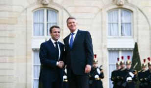 Klaus Iohannis se întâlneşte la Paris cu Emmanuel Macron şi alţi lideri NATO. Aliaţii vor discuta despre roiul din Ucraina