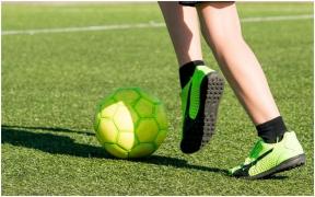 Adolescent de 16 ani, moarte fulgerătoare pe terenul de fotbal. Băiatul din Timiș a murit când se juca cu prietenii. Era operat pe cord