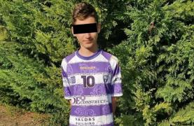 El este adolescentul care s-a stins sub ochii colegilor, pe un teren de fotbal din Timiș. În urmă cu un an, Chris suferise o operație de inimă