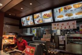 Cum a reuşit un tânăr să obţină gratis peste 100 de meniuri de la McDonald's, folosindu-se de AI. Restaurantul ar putea fi închis