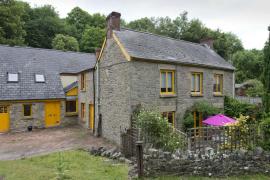 Motivul pentru care această casă banală, estimată la 600.000 de euro, nu-şi găseşte cumpărător. Oamenii o evită, vedetele vor să-şi filmeze videoclipurile acolo