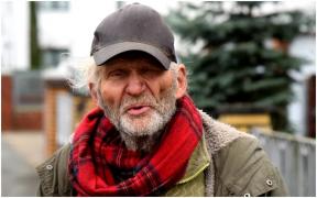 Mănâncă din gunoaie și arată ca un om fără adăpost, dar deține un mic imperiu. Germanul de 80 de ani are 10 case care valorează milioane de euro