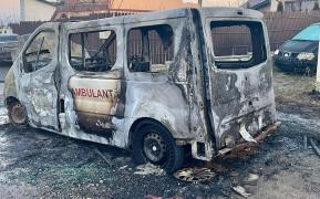 Incendiu pe o stradă din Botoşani. O ambulanţă privată a ars în totalitate, alte trei maşini au fost afectate de flăcări