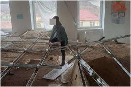 Patru elevi, răniți după ce tavanul unei săli de clasă s-a prăbușit. Incident grav la școala din Loamneş, județul Sibiu