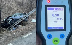 Băut la volan,un tânăr a fost la un pas de moarte, în Bicaz. A ieșit de pe șosea și s-a înfipt cu mașina într-un stâlp, după ce a pierdut controlul volanului