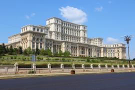 Un tânăr din Moldova, venit la Bucureşti de două zile, a sărit gardul Palatului Parlamentului. Spune că voia să viziteze clădirea