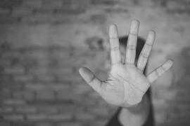 Un profesor de sport de la Colegiul "Regina Maria" Ploieşti ar fi întreţinut relaţii sexuale cu o minoră de 14 ani. Individul, arestat la domiciliu