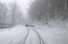 Informare de vreme severă în aproape toată ţara. ANM anunţă rafale puternice, ninsori şi strat de zăpadă la munte; ploi şi vânt, în rest