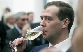 Dmitri Medvedev postează mesaje halucinante de fiecare dată după ce primeşte vin de pe podgoriile lui din Italia. Investigaţie