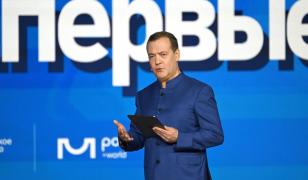 ”Să ia mai multe perechi de chiloţi! Va mirosi foarte puternic". Dmitri Medvedev îl atacă pe Emmanuel Macron în franceză