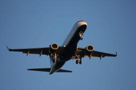 Un pasager a fost dat jos din avion pentru că nu a vrut să stea lângă o femeie. Bărbatul susţine că a fost discriminat şi a dat compania în judecată