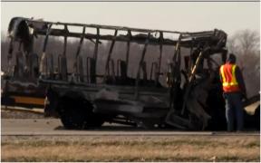 Trei copii, uciși într-un autobuz școlar care a luat foc după ce a intrat pe contrasens și s-a izbit de o basculantă, în SUA. Nici șoferii nu au spraviețuit