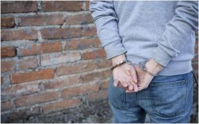 Bărbat de 33 ani din Olt, arestat după ce ar fi violat o adolescentă de 14 ani. Tatăl fetei a fost cel care a anunțat poliția