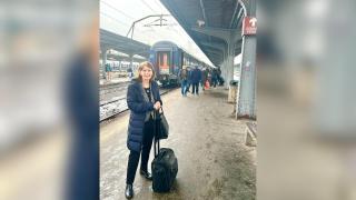 Ambasadoarea SUA în România, poză din Gara de Nord în drum spre Suceava. Avalanșă de glume din partea românilor: "Ați pierdut un pariu?"