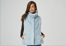 (P) Cum asortezi o vestă de blană? Iată câteva idei pentru outfituri de efect!