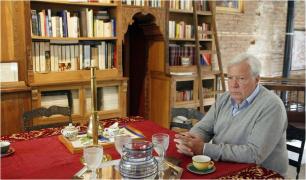 Miliardarul care a anunţat că vrea să-și adopte grădinarul și să-i lase o mare parte din averea de 12 miliarde de euro