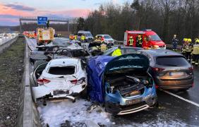Doi morţi şi 27 de răniţi, după trei accidente în lanţ. 40 de mașini s-au ciocnit pe o autostradă din Germania, trei dintre ele au luat foc