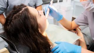 Românii, restanţieri la igiena orală din cauza preţurilor prea mari. Un implant costă între 1500 lei şi 3000 de lei