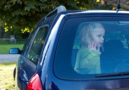 Copii de 1 şi 2 ani, salvaţi de pompierii din Bihor, după ce au rămas blocaţi în maşină. Mama a coborât să cumpere medicamente şi a uitat cheile în interior