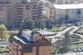 "E prea sus să fie văzută". Un braşovean şi-a construit casa visurilor pe acoperişul unui bloc cu 8 etaje: reacţia autorităţilor