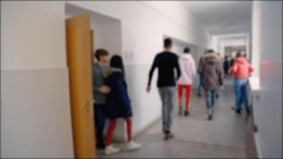 Patru elevi de clasa a 8-a s-au filmat în timp ce inhalau un praf alb în toaleta unui liceu din Lugoj. Ce s-a descoperit la verificări