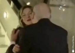 Gafă virală. Premierul libanez o pupă pe asistenta Giorgiei Meloni la scara avionului după ce a confundat-o cu premierul Italiei