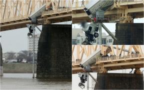 Clipe de groază pentru o femeie care a rămas blocată într-un camion care atârna în gol pe marginea unui pod, în SUA