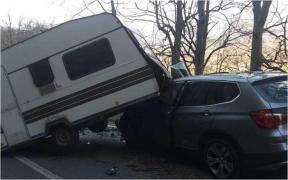 Incident grav pe o șosea din Argeș. O rulotă a alunecat de pe platforma pe care era transportată şi "s-a urcat" pe mașina care era în spate