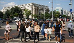 70% dintre români cred că în ţară lucrurile se îndreaptă în direcţia greşită. Peste jumătate spun că viaţa lor este mai grea decât în urmă cu 5 ani - Sondaj INSCOP