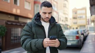 S-a dat drept femeie şi a convins un bărbat să-i trimită imagini indecente. Apoi, tânărul prahovean a început şantajul: câţi bani i-a cerut victimei