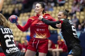 Eliza Buceschi (în roşu) este una dintre vedetele naţionalei de handbal feminin a României