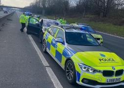 Un Jaguar electric rămas fără frâne pe autostradă, flancat de 8 maşini de poliţie. S-a oprit după ce i s-a terminat bateria, 35 de minute mai târziu