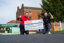 (P) Românul Care A Câștigat Marele Premiu De 500.000 De Lire Sterline. La Drum Cu Pizza Și Noroc!