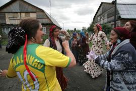 Copilă de 14 ani, vândută pentru 35.000 de euro. Sute de romi s-au strâns la judecată în Chiajna pentru a stabili "taxa ruşinii", după ce nunta a fost anulată