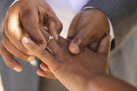 Copilă de 12 ani, mireasă pentru un preot de 63 de ani. Pozele de la nuntă au stârnit un scandal imens în Ghana