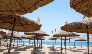 La plajă în luna mai. Unde poți face baie aproape de România