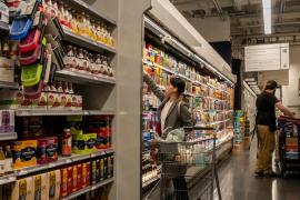 Inflația a crescut peste așteptări în SUA în martie. Americanii au plătit mai mult pentru benzină şi chirii