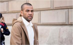 Dani Alves și-a plătit datoriile. Fotbalistul i-a dat înapoi 150.000 de euro tatălui lui Neymar, bani împrumutați în timpul procesului