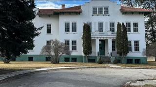 O casă superbă cu trei etaje, care se întinde pe mai mult de 16.000 de metri pătrați, scoasă la vânzare la preţul unui kilogram de carne de miel. Ce secret ascunde