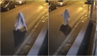 Un italian supărat pe fosta soție s-a deghizat în fantomă și a mers s-o "bântuie" în fiecare noapte. Îi arunca cu pietre în geam. apoi fugea
