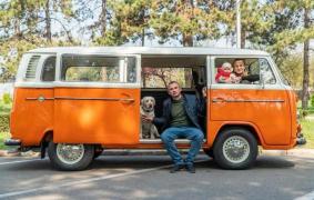 Din pasiune se naşte arta. Cum a reuşit să transforme un bărbat din Prahova o dubiţă folosită la căratul cartofilor în maşina visurilor sale