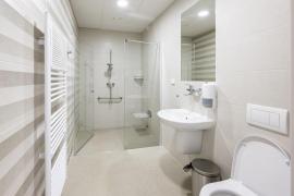 Mulţi români locuiesc în apartamente ale căror băi nu au geamuri