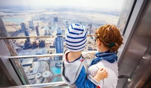 "Mi-a dat 3.000 de dolari să-i fac temele". Cum a ajuns o profesoară să mediteze copiii miliardarilor din Dubai